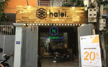 biển quảng cáo nền gỗ