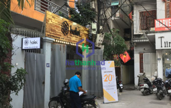 biển quảng cáo nền gỗ